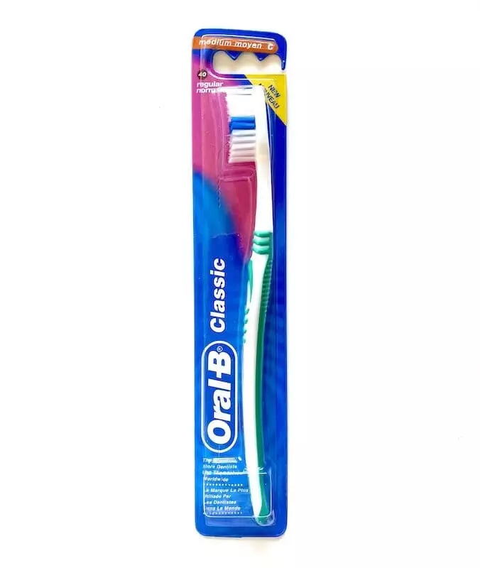 ORAL B CLASSIC MEDUIM